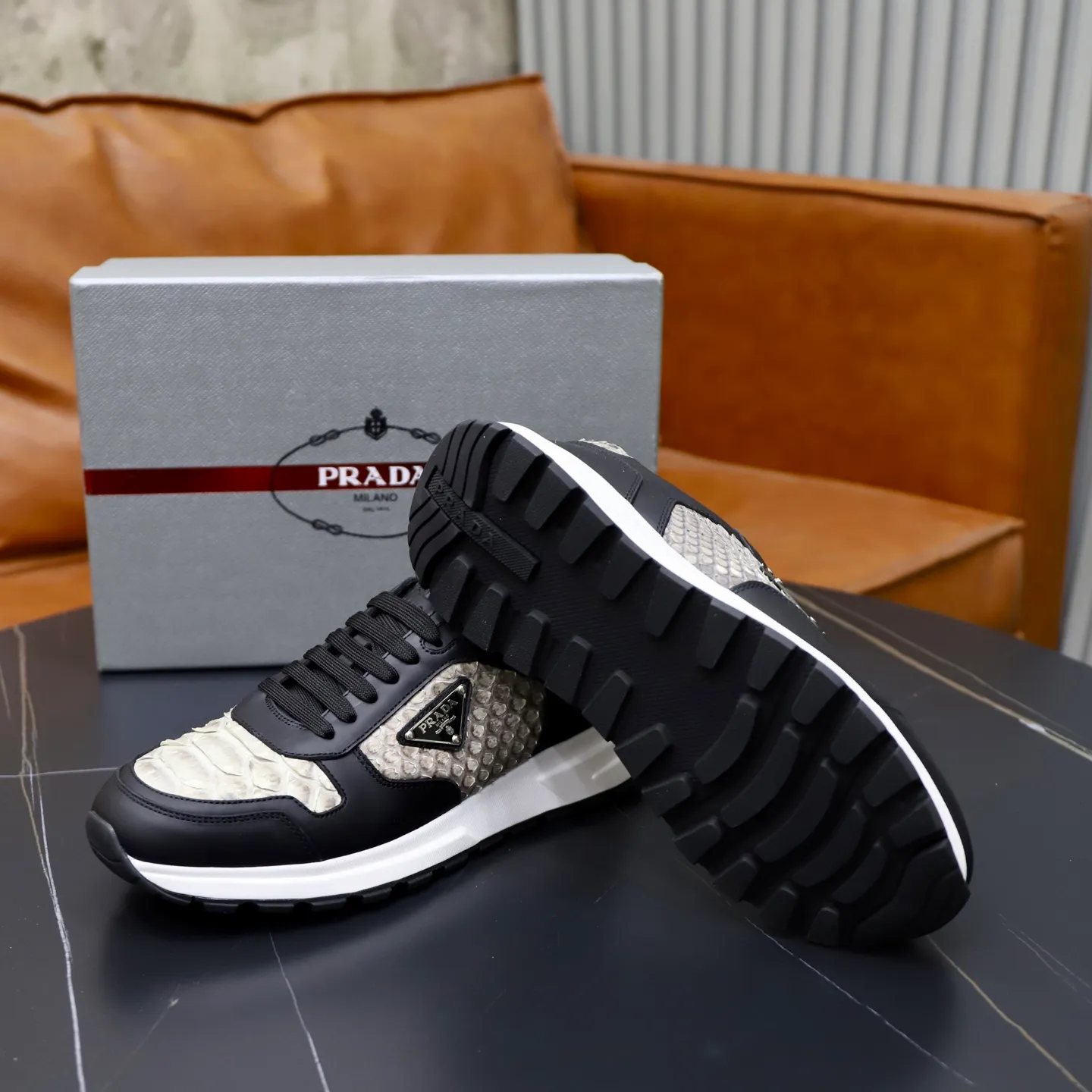 Factory price: 600💰Cow leather lining Brand: PRADA (Prada) Standard code: Men's size 38/44 (45 can be customized) Grade: Same as the official website Material: Original cowhide splicing imported cowhide lining Original combination two-color wear-resistant soft outsole Style category: Leisure and sports version Young fashion European and American trend British style Color: Real picture color